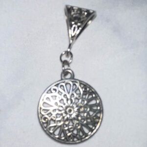 VINTAGE SILVER FILIGREE ROUND PENDANT!